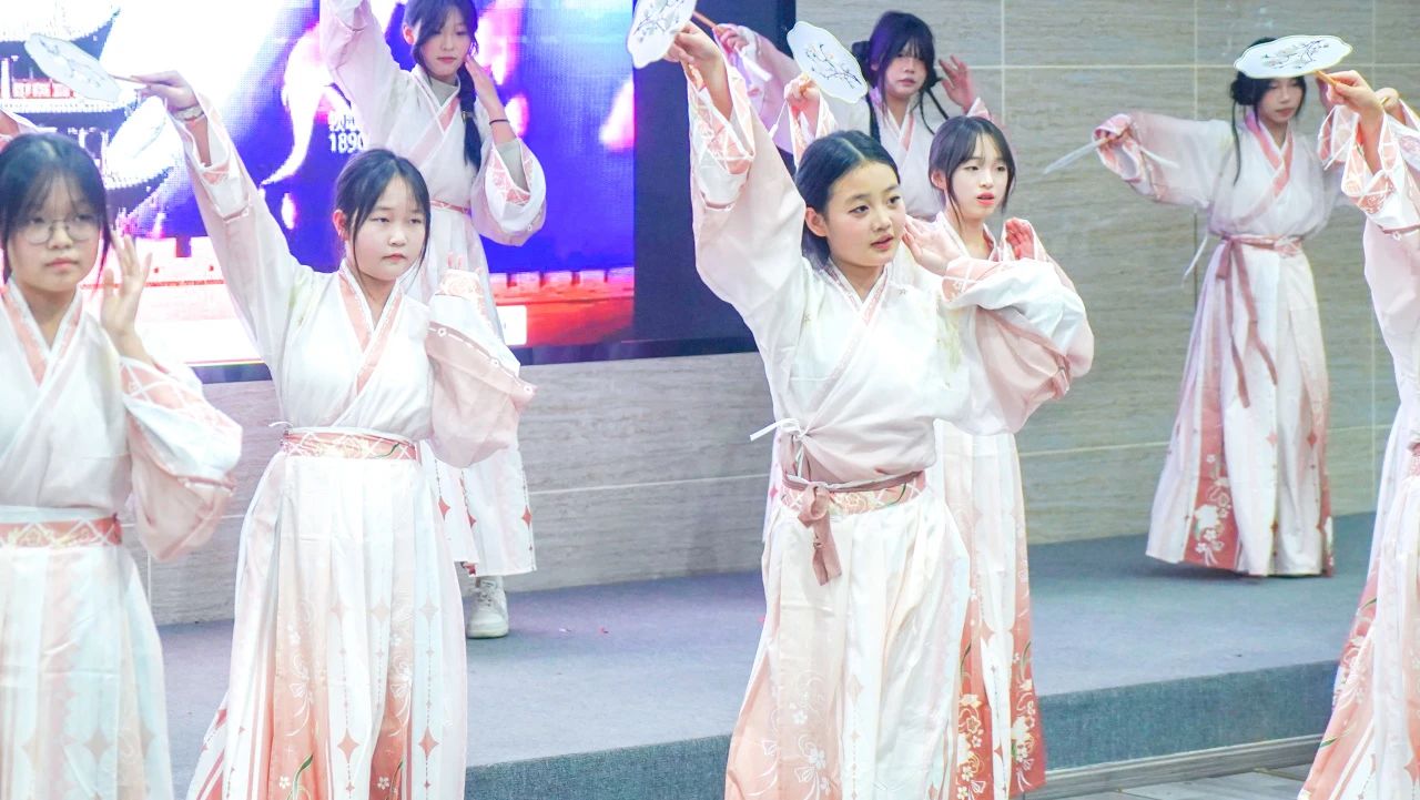 这场晚会炫酷开演！(图18)