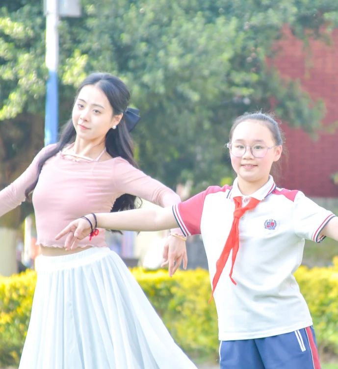 四月的成川外校园，变成了花海！(图21)