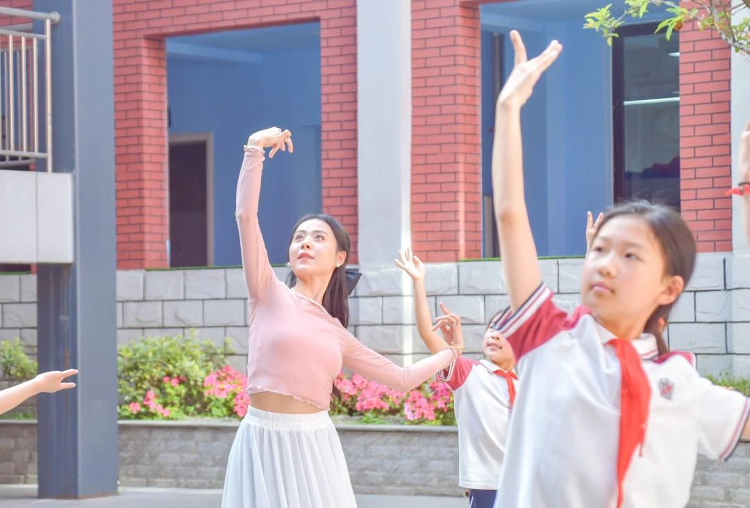 四月的成川外校园，变成了花海！(图25)